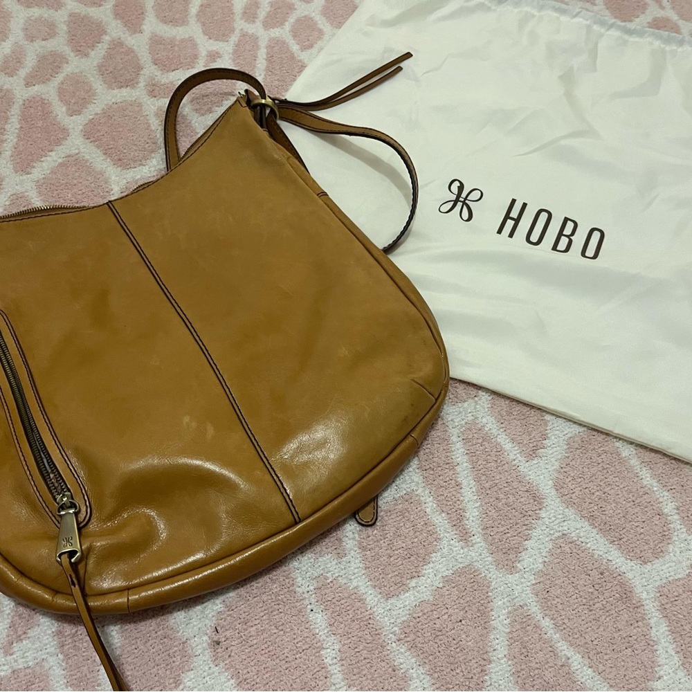 HOBO Tan Leather Hobo Bag with Classic Curved Shape